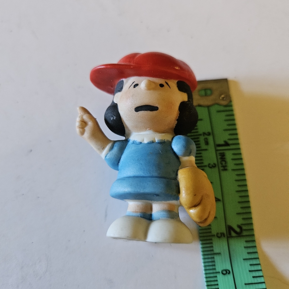 VINTAGE 1966 PEANUTS LUCY CERAMIC STATUE PLAYING BASEBALL - Picture 4 of 4